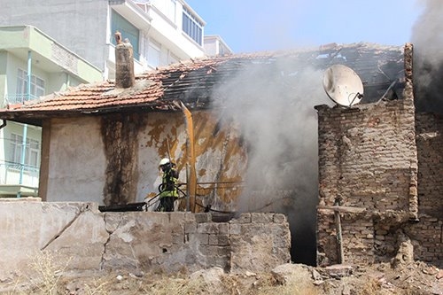 Evde Çıkan Yangında 5 Kişi Dumandan Etkilendi 1