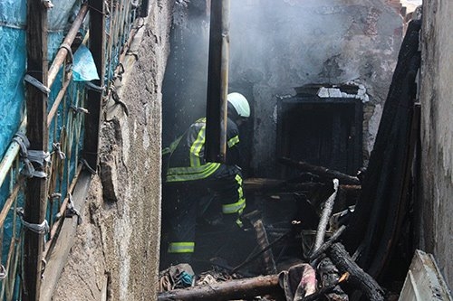 Evde Çıkan Yangında 5 Kişi Dumandan Etkilendi 4