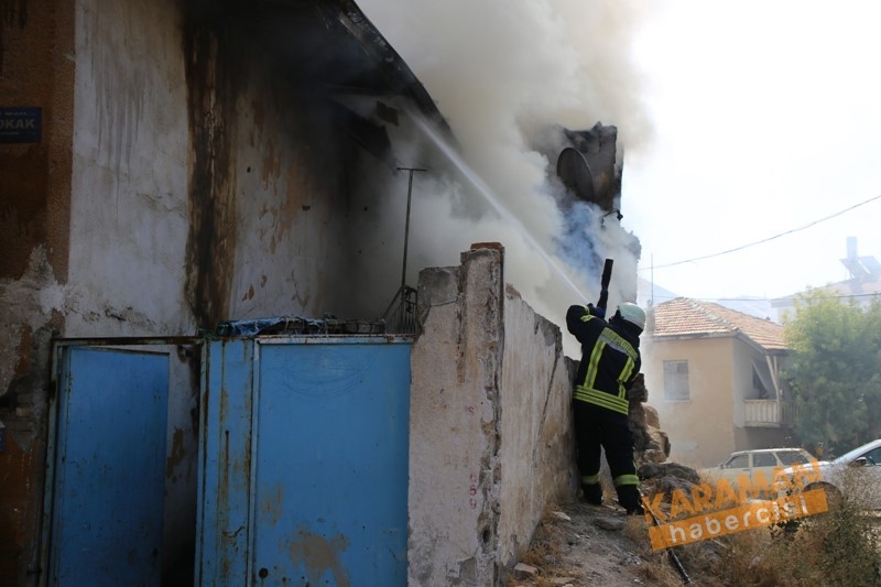 Evde Çıkan Yangında 5 Kişi Dumandan Etkilendi 7