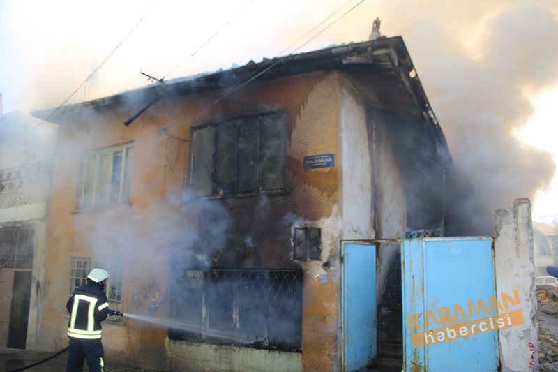 Evde Çıkan Yangında 5 Kişi Dumandan Etkilendi 8