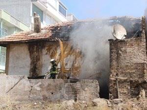 Evde Çıkan Yangında 5 Kişi Dumandan Etkilendi