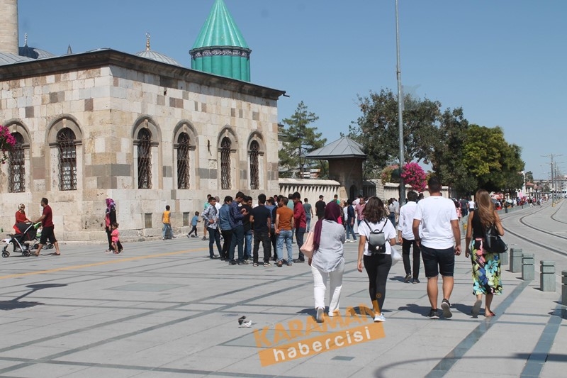 Turistler Mevlana Hazretlerinin Türbesine akın etti 1