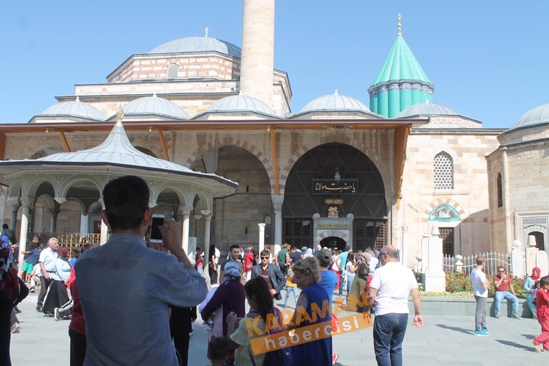 Turistler Mevlana Hazretlerinin Türbesine akın etti 3