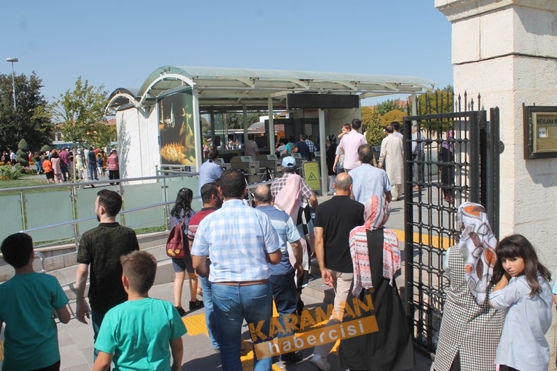 Turistler Mevlana Hazretlerinin Türbesine akın etti 8