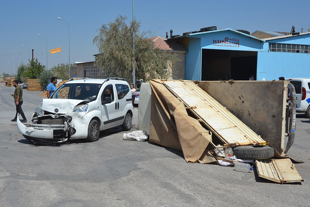 Ticari Araç İle Kamyonetin Çarpışma Anı Güvenlik Kamerasına Yansıdı 1