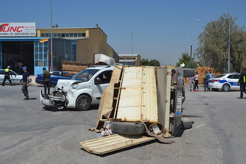 Ticari Araç İle Kamyonetin Çarpışma Anı Güvenlik Kamerasına Yansıdı 2