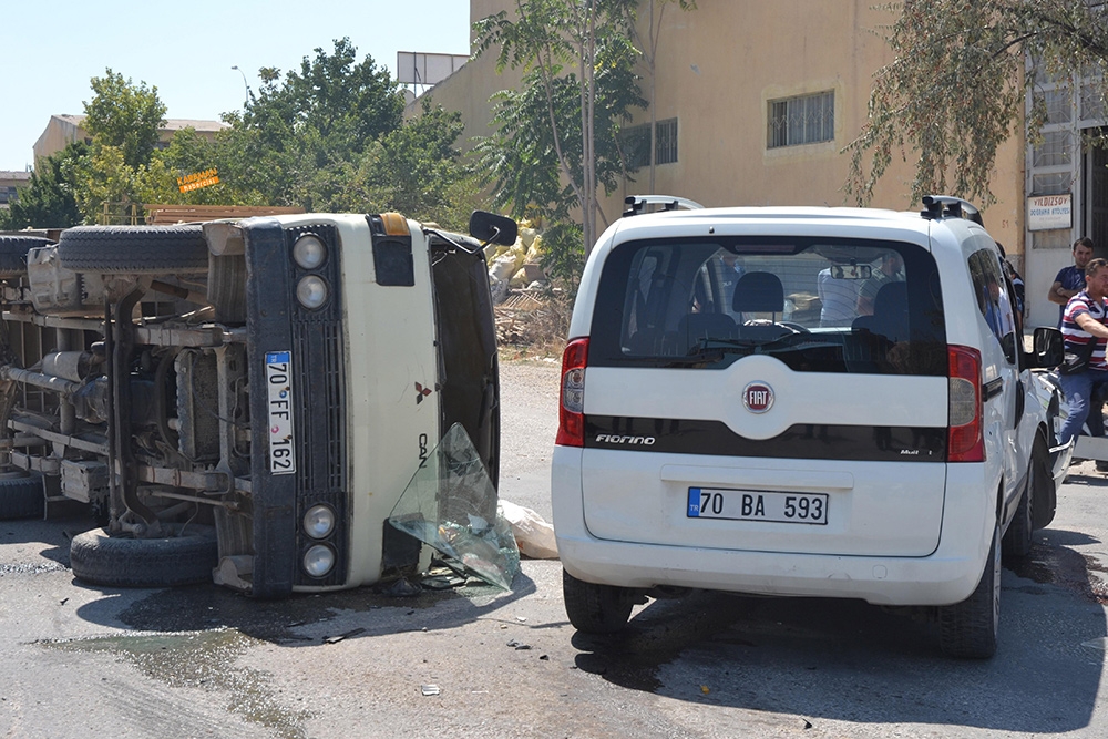 Ticari Araç İle Kamyonetin Çarpışma Anı Güvenlik Kamerasına Yansıdı 3
