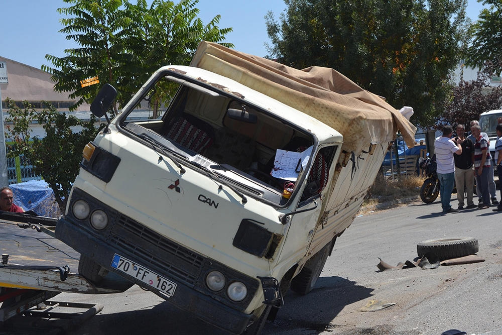 Ticari Araç İle Kamyonetin Çarpışma Anı Güvenlik Kamerasına Yansıdı 4