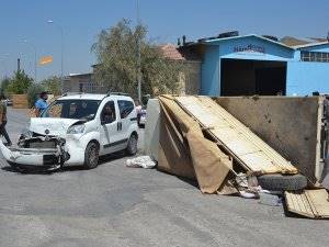 Ticari Araç İle Kamyonetin Çarpışma Anı Güvenlik Kamerasına Yansıdı