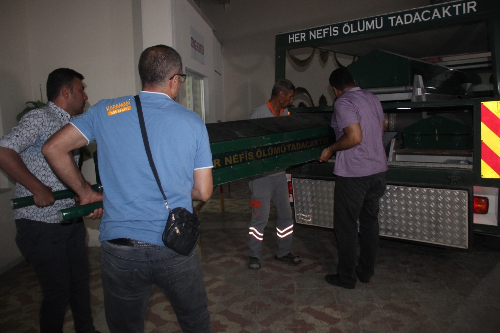 Genç anne, 8 aylık bebeği kucağında toprağa verildi 4