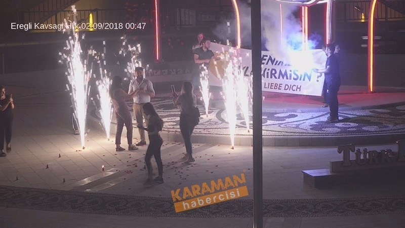 Şehir Kameralarına Bu Sefer Evlenme Teklifi Takıldı 1