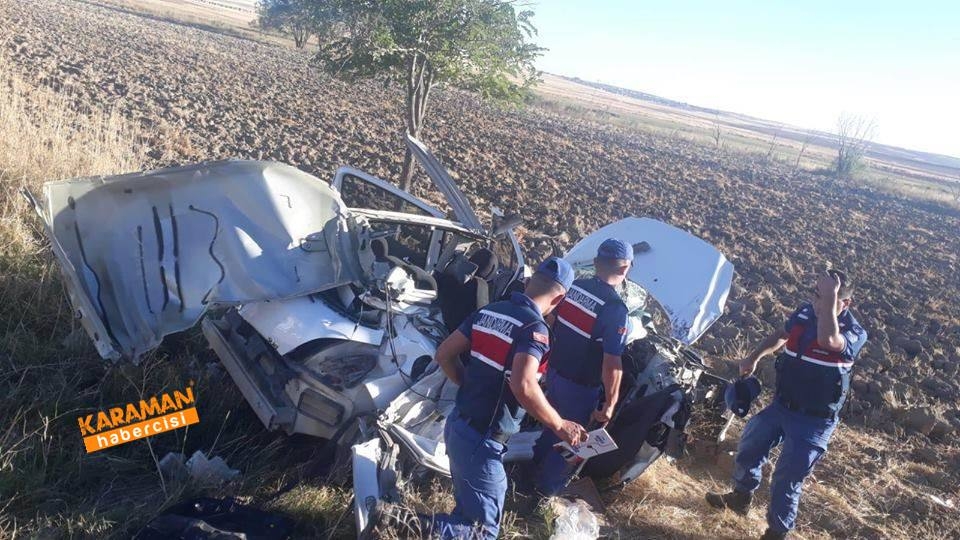 Tıra Arkadan Çarpan Otomobil Hurdaya Döndü: 2 Yaralı 1