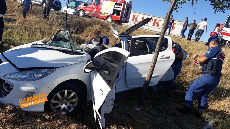 Tıra Arkadan Çarpan Otomobil Hurdaya Döndü: 2 Yaralı 2