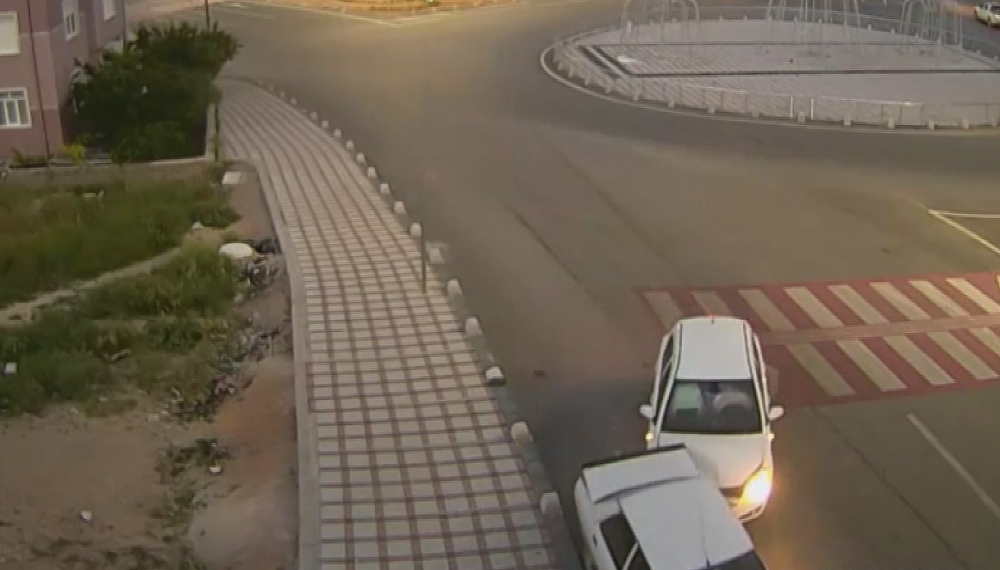 Refüje Çarpan Motosiklet, Sürücüsüyle Birlikte 20 Metre Savruldu 3