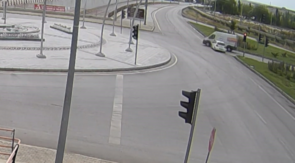 Refüje Çarpan Motosiklet, Sürücüsüyle Birlikte 20 Metre Savruldu 4