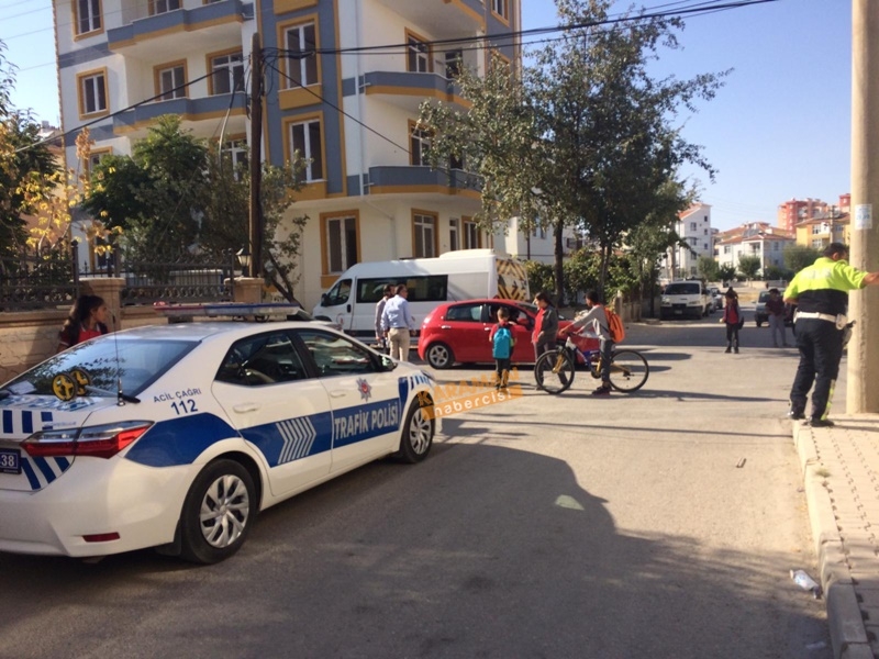 Karaman'da Okul Servisi İle Otomobil Çarpıştı 11