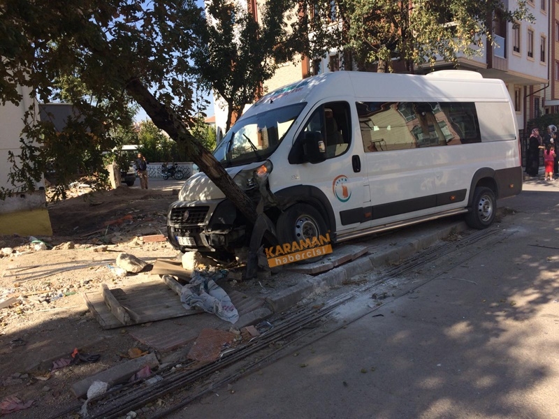 Karaman'da Okul Servisi İle Otomobil Çarpıştı 2