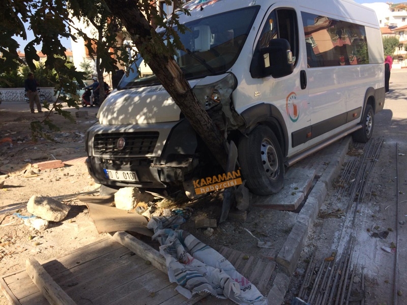 Karaman'da Okul Servisi İle Otomobil Çarpıştı 4