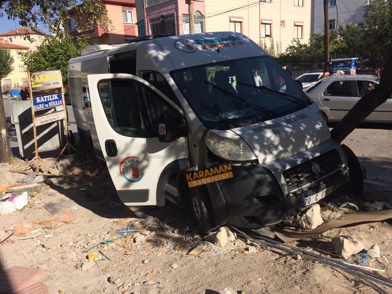 Karaman'da Okul Servisi İle Otomobil Çarpıştı 6