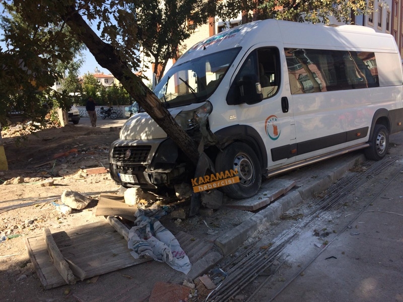 Karaman'da Okul Servisi İle Otomobil Çarpıştı 8
