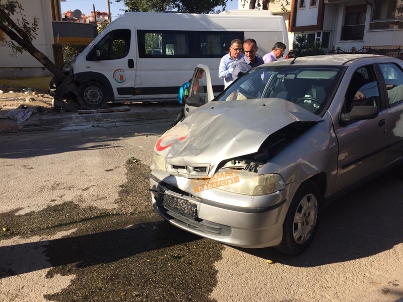 Karaman'da Okul Servisi İle Otomobil Çarpıştı 9