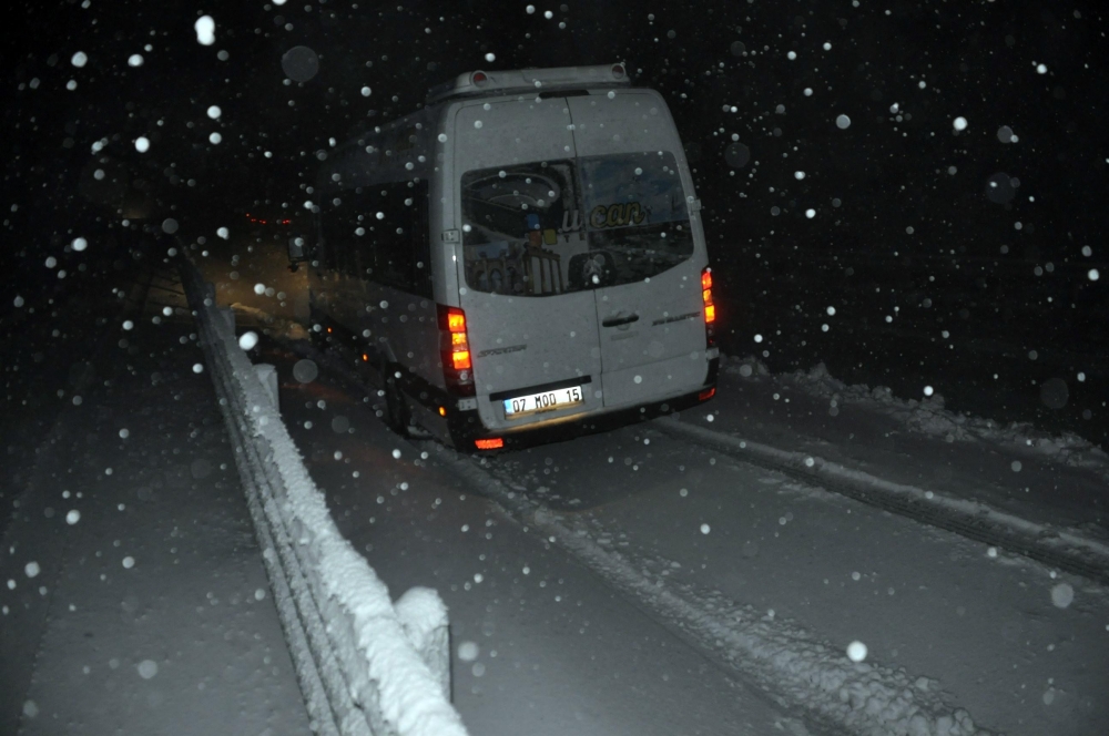 Kar Yağışı Konya-Antalya Karayolunu Trafiğe Kapattı 3