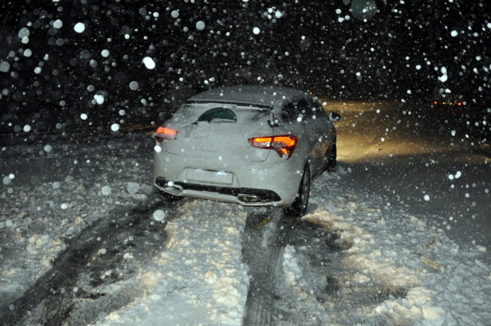 Kar Yağışı Konya-Antalya Karayolunu Trafiğe Kapattı 6