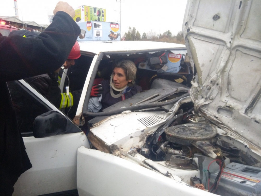 Otomobil Direğe Çarptı, Yolcu Araçta Sıkıştı 1