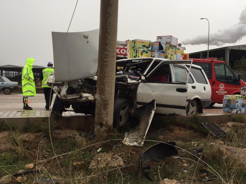 Otomobil Direğe Çarptı, Yolcu Araçta Sıkıştı 2