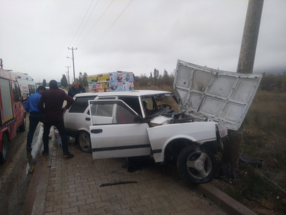 Otomobil Direğe Çarptı, Yolcu Araçta Sıkıştı 3