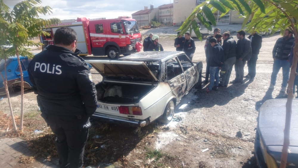 Park Halindeki Kullanılmayan Otomobil Yandı 1