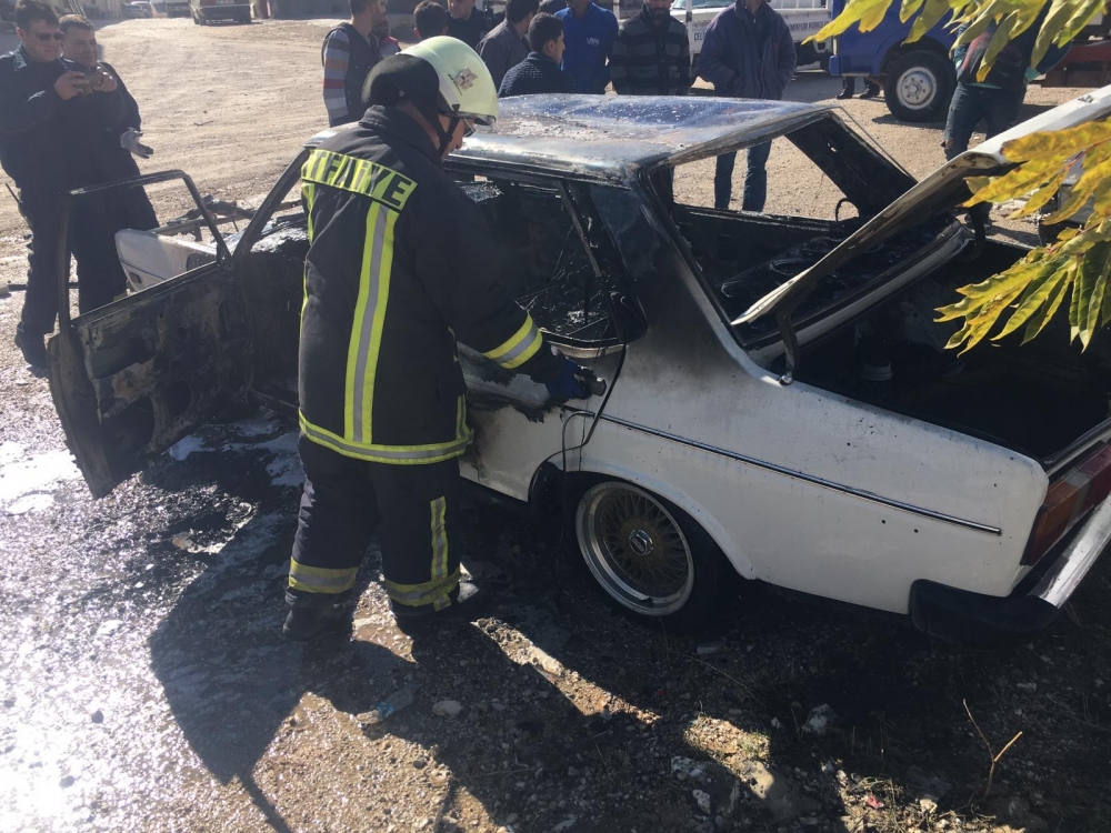Park Halindeki Kullanılmayan Otomobil Yandı 2