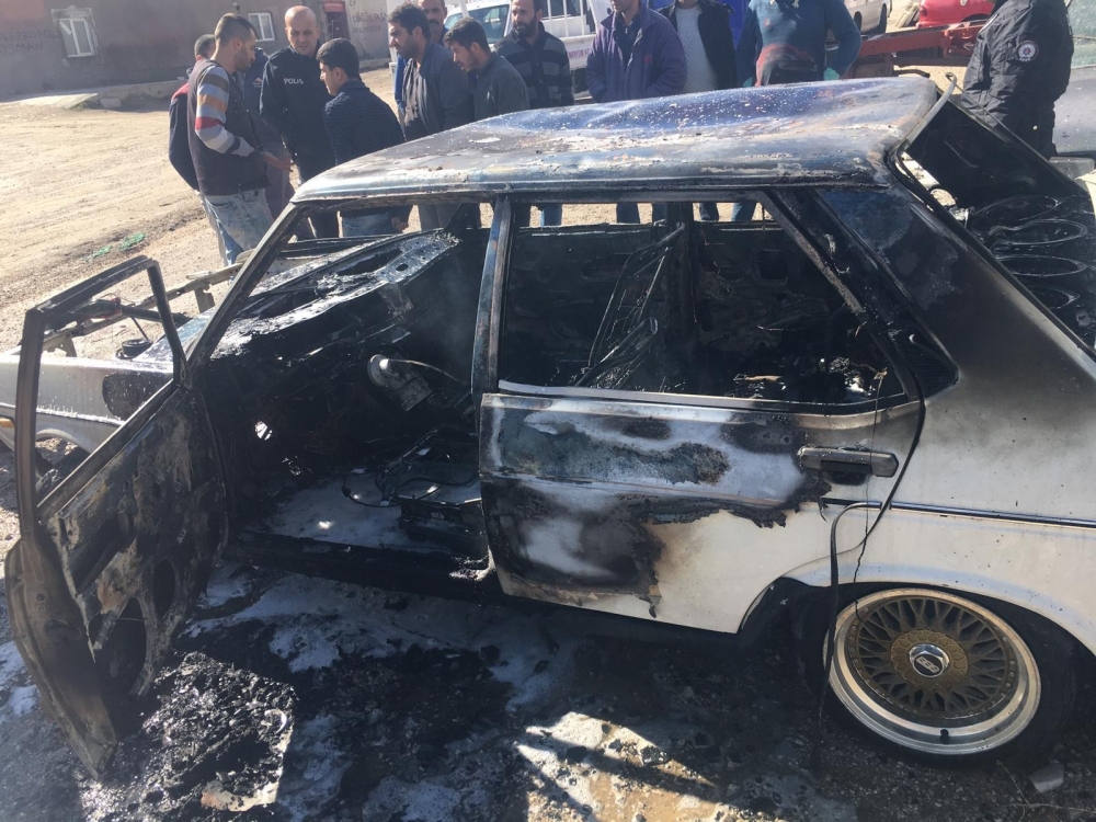 Park Halindeki Kullanılmayan Otomobil Yandı 3