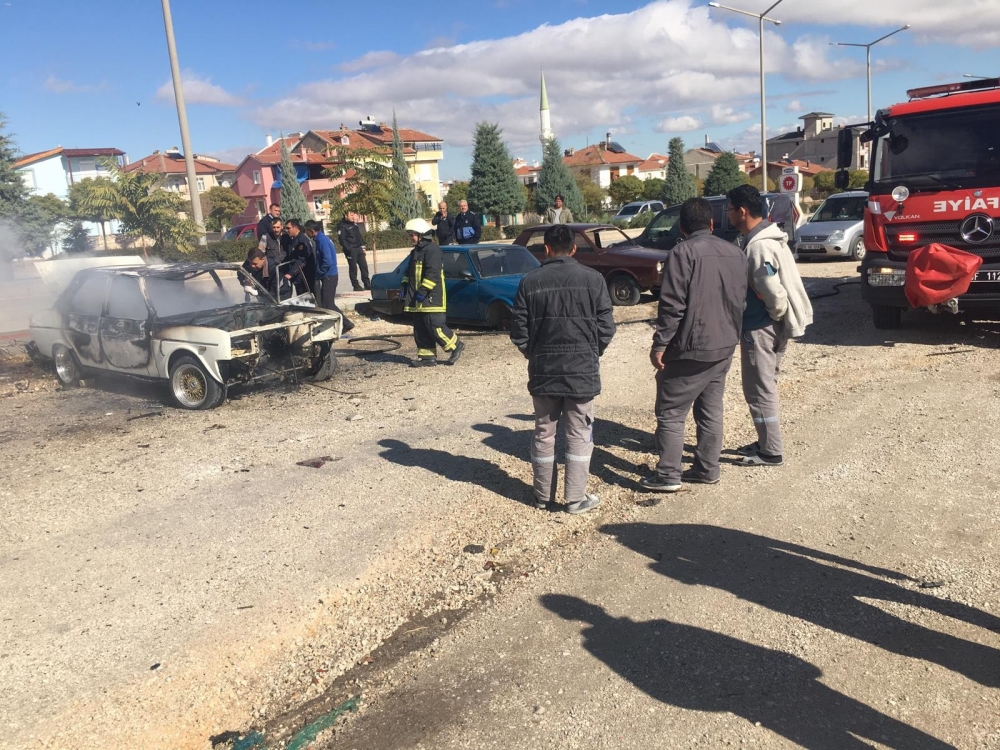 Park Halindeki Kullanılmayan Otomobil Yandı 4