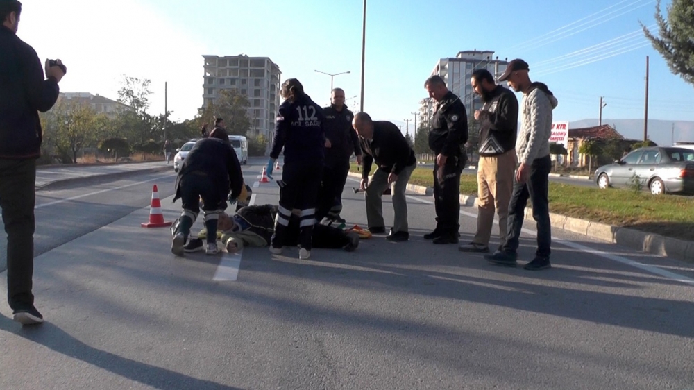 Otomobil Yolun Karşısına Geçmeye Çalışan 3 Kişiye Çarptı 1