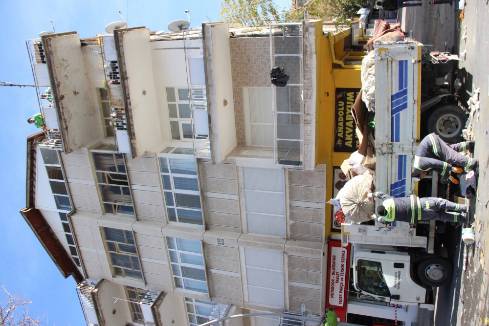Çöp Evin Temizlenmesi İçin Cadde Trafiğe Kapatıldı 3