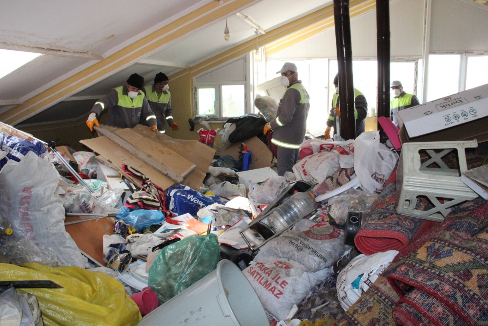 Çöp Evin Temizlenmesi İçin Cadde Trafiğe Kapatıldı 4