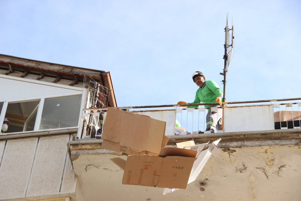 Çöp Evin Temizlenmesi İçin Cadde Trafiğe Kapatıldı 7