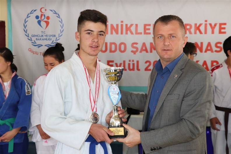 Gençler Judoda Spor Lisesi’nden Çifte Şampiyonluk 10