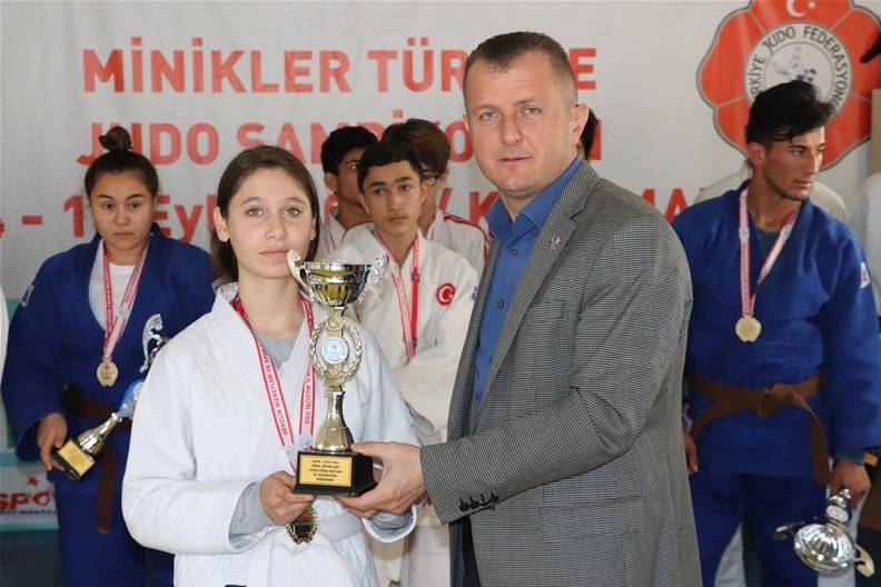 Gençler Judoda Spor Lisesi’nden Çifte Şampiyonluk 13