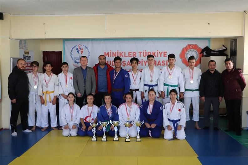 Gençler Judoda Spor Lisesi’nden Çifte Şampiyonluk 14