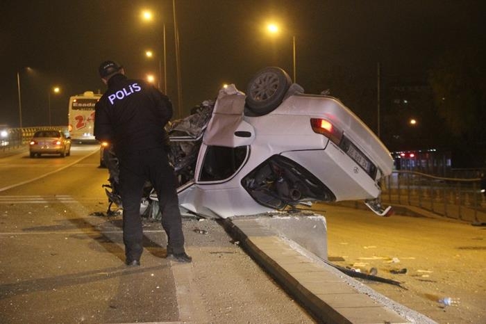 Hurdaya Dönen Otomobilin Sürücüsü Kazadan Yaralı Kurtuldu 6