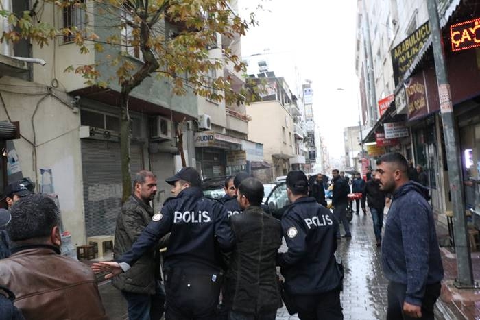 Mersin Adliyesi Önünde Bıçaklı Kavga: 1'i Ağır 3 Yaralı 2