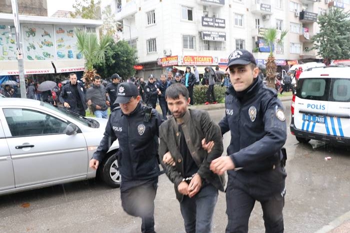 Mersin Adliyesi Önünde Bıçaklı Kavga: 1'i Ağır 3 Yaralı 4