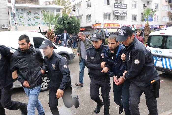 Mersin Adliyesi Önünde Bıçaklı Kavga: 1'i Ağır 3 Yaralı 5