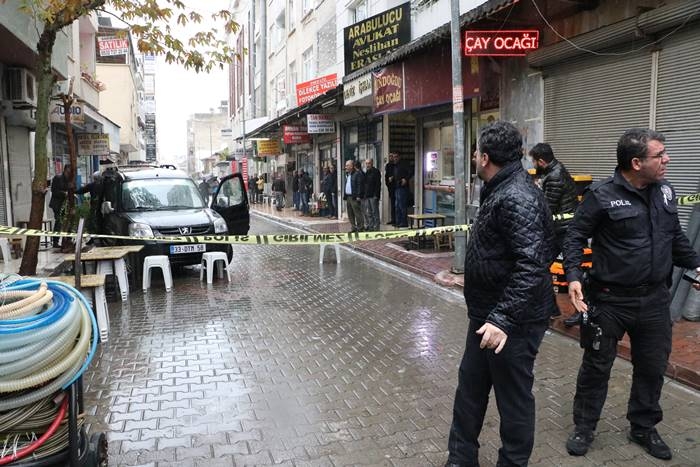 Mersin Adliyesi Önünde Bıçaklı Kavga: 1'i Ağır 3 Yaralı 7