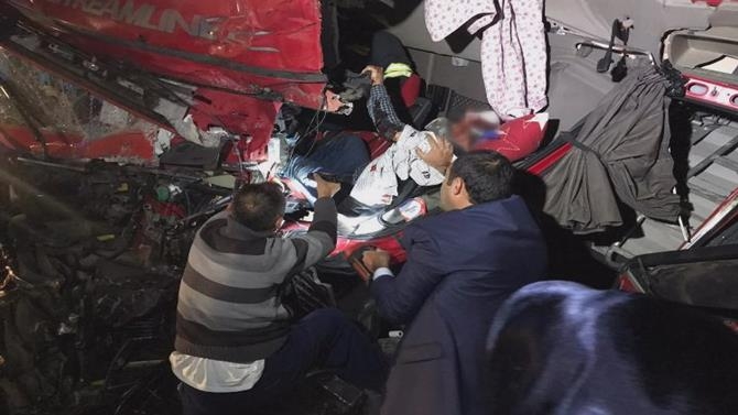 Kazada Tırın Kabinine Sıkışan Sürücü 40 Dakikada Kurtarılabildi 7