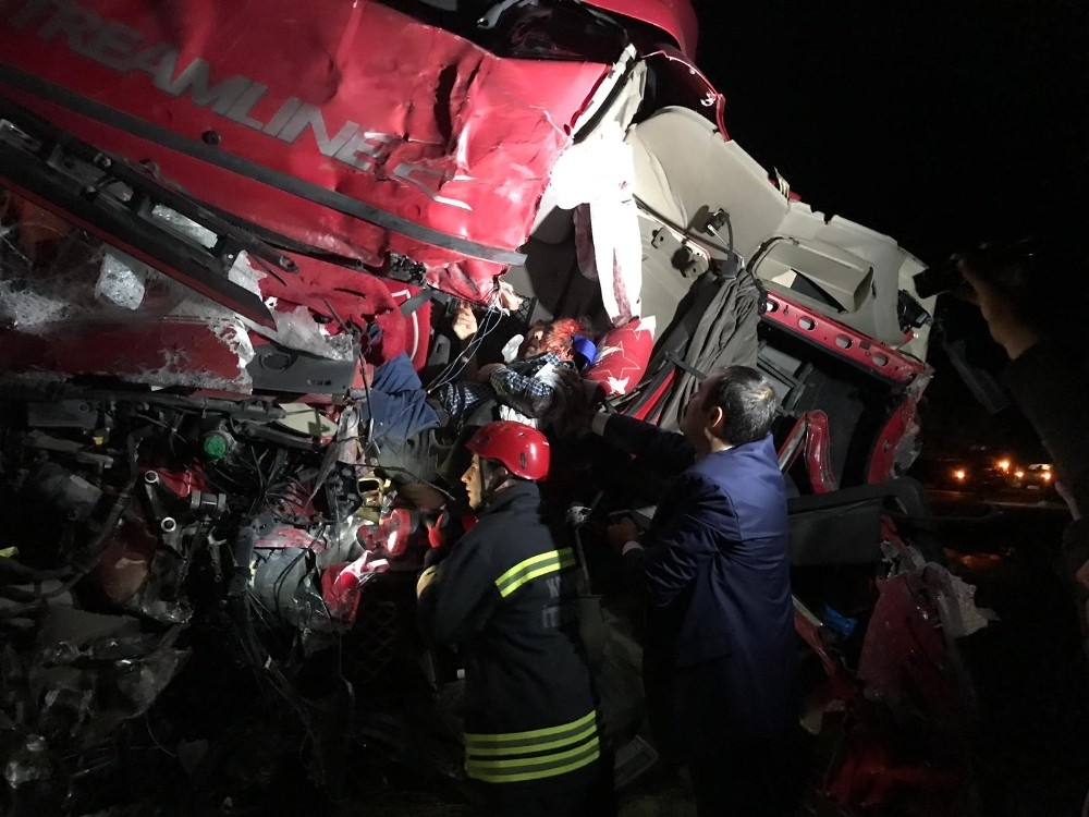 Konya'da Tırın Kabinine Sıkışan Sürücünün Zor Anları 6