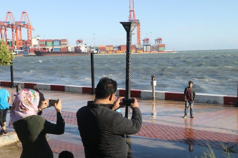 Mersin’de Dev Dalgalar Korkuttu 11