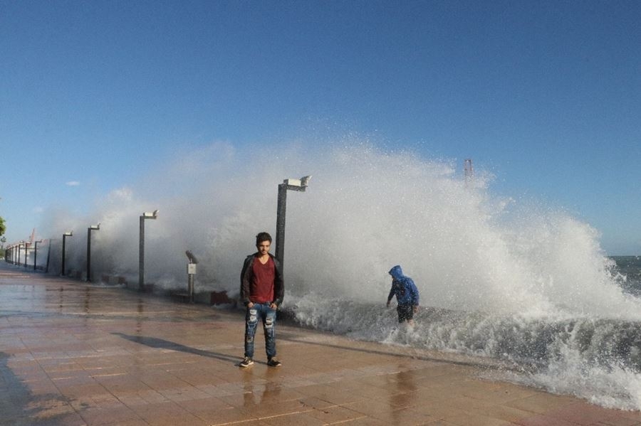 Mersin’de Dev Dalgalar Korkuttu 2